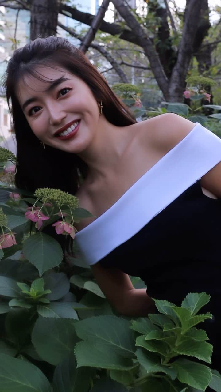 大口智恵美のインスタグラム：「過ごしやすい季節になりましたね💛 昼間は半袖、夜は長袖とこの時期は1日に2パターンのファッションを楽しんでます🍁✨ tops @_torugato_apparel_  pants @zara bag @louisvuitton  ribbon @lilasmillesime_official  #outfit #ootd #秋コーディネート#モノトーンコーデ」