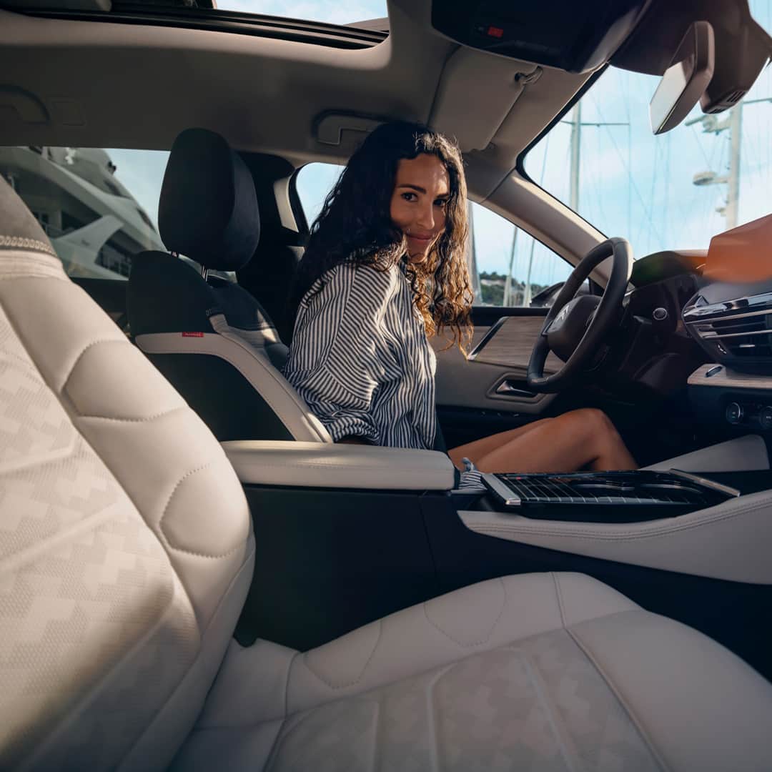 Citroënのインスタグラム：「You, when we tell you that Citroën C5 X Hypnos has massaging and heated seats. Available to order.​#CitroënC5XHypnos」