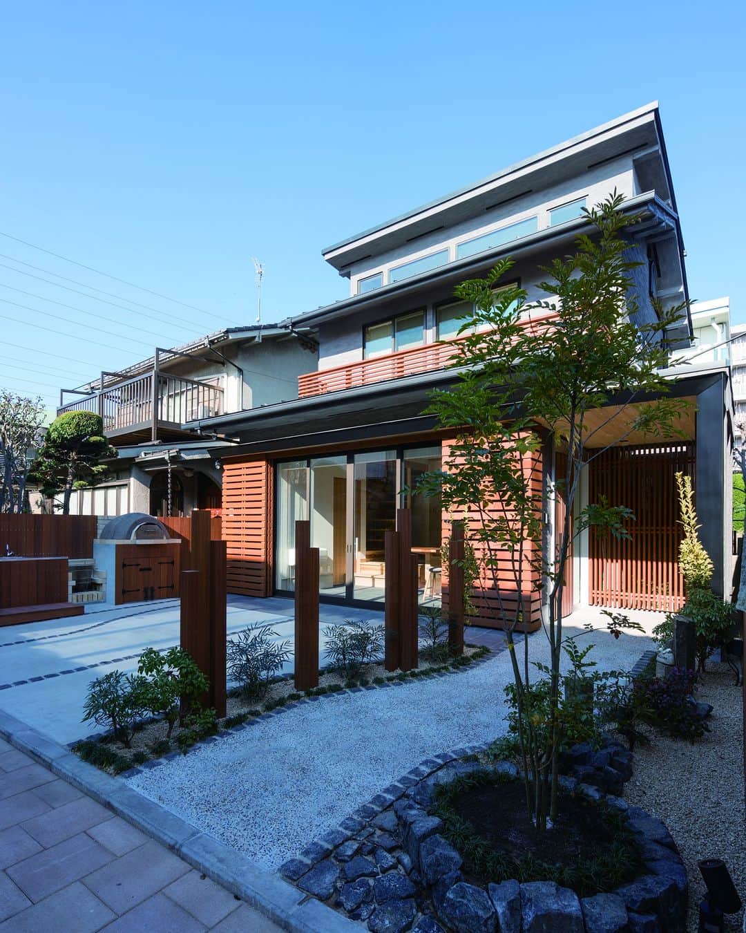 明友建設株式会社のインスタグラム：「本日は改めて弊社モデルハウス石神井台所のご紹介です🏠  弊社モデルハウスは築５０年のお家を再生したお家です👀  吹き抜け・土間もあり、皆様がわくわくするような間取りになっています  また、土間があるからこそ採光や汚れにくさといった工夫 高気密・高断熱だからこそエアコン１台で暖かいお家を体感することができます✨  見学、ご相談は随時承っておりますのでお気軽にご相談ください。  【資料請求・お問い合わせ方法】 ①公式HPお問い合わせフォーム プロフィールURLにございます弊社HPリンクよりお問い合わせいただけます。 ②お電話 0120-593-678 受付時間：10:00~17:00(水曜・祝日を除く)  【毎日投稿】 他の投稿はこちら！➢➢➢@meiyu_kensetsu  #明友建設 #注文住宅 #工務店 #高性能住宅 #高断熱 #高気密 #自然素材 #無垢 #造作家具 #大泉学園 #練馬区 #デザイン住宅 #デザイン注文住宅 #新築一戸建て #一戸建て #建築 #建築デザイン #建築学生 #建築好きな人と繋がりたい #インテリア #インテリア好きな人と繋がりたい #造作家具  #インテリア家具 #マイホーム計画 #マイホーム計画中の人と繋がりたい #家づくり」