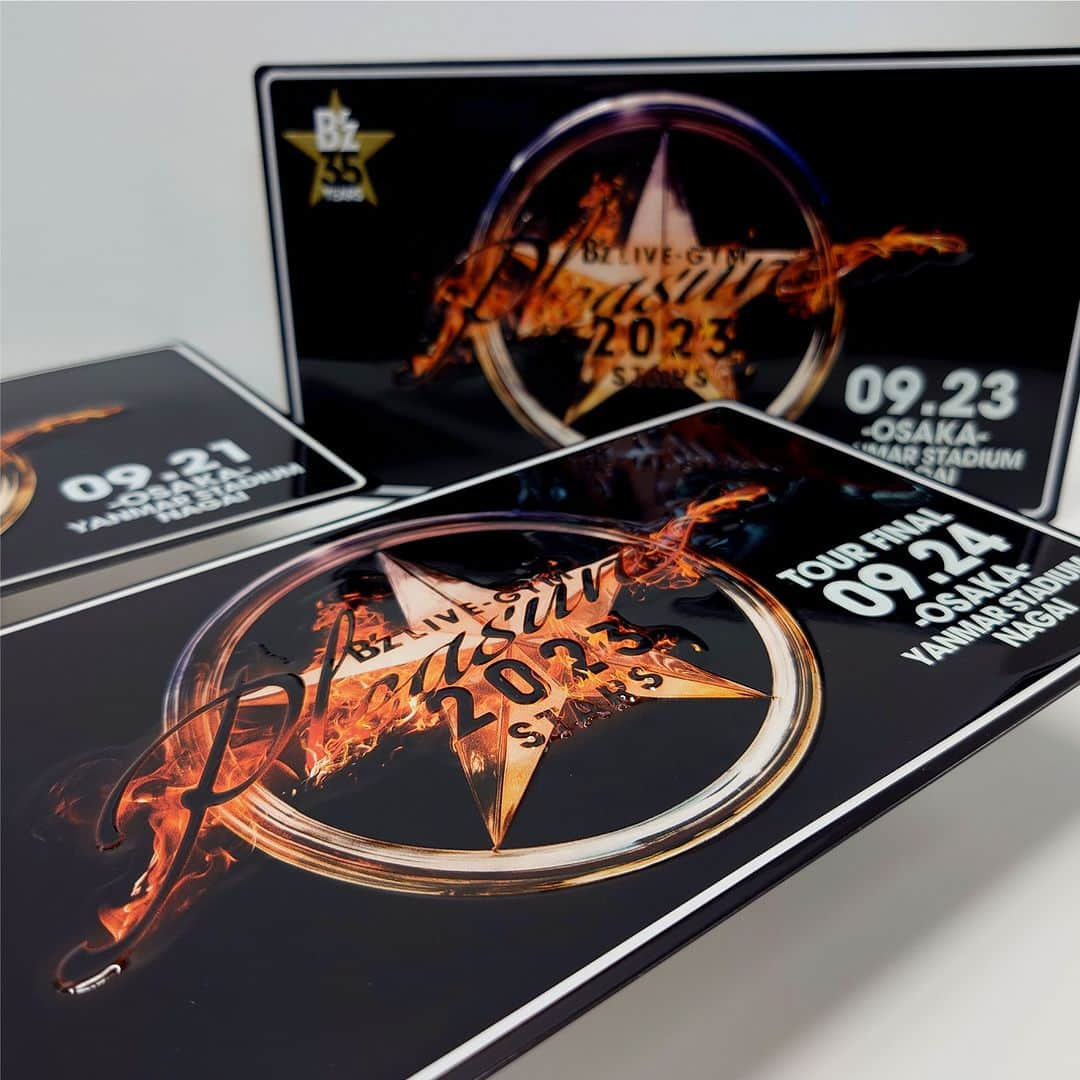 B’zさんのインスタグラム写真 - (B’zInstagram)「【GOODS】「B'z Pleasure 2023 -STARS- 受注商品」、B’z the Storeサイトにて販売中!! 受注締切日：2023年10月10日（火）18：00時迄 〜受注販売商品〜 ◆9/21、9/23、9/24 各公演メモリアルプレート 各¥2,000 ◆9/24 ファイナルTシャツ2種 (ブラック、ホワイト) 各¥3,500 ◆マフラータオル”921” ¥2,500 締切間近はアクセス集中などにより、サイトに繋がりにくい場合がございます。余裕をもってお早めにお申し込みください。受注販売は、在庫が切れることなくご希望の商品をご購入できます。お買い忘れなどございませんように!! ※ご注文の際は、発送時期を予めご確認ください。 B’z the Storeサイトはオフィシャルサイトの[上部メニュー]の[STORE]からアクセスできます。  #Bz #Bz35th  #Pleasure2023 #STARS #Goods #受注販売 #通信販売」10月5日 18時00分 - bz_official_insta