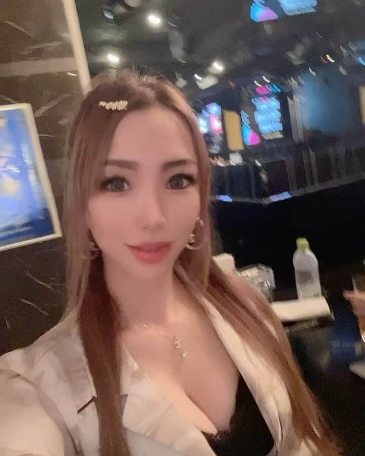 のインスタグラム：「先日のTikTok講習会‼️ LIVE配信とは… TikTokとは… 今どのくらい、どのような需要があるのか。  活用法を歌舞伎町のホストクラブで講習してきました。  もし、集客や知名度アップに活用したい、報酬をしっかり稼ぎたい、とお考えの企業様、興味のある方はDM下さい🥰  #SNS #インスタ女子 #インスタグルメ #インスタグラマー #インフルエンサー #インフルエンサー募集  #インフルエンサーになりたい  #インフルエンサーマーケティング  #TikTok #女社長 #女性起業家 #ライブ配信 #LIVE配信」
