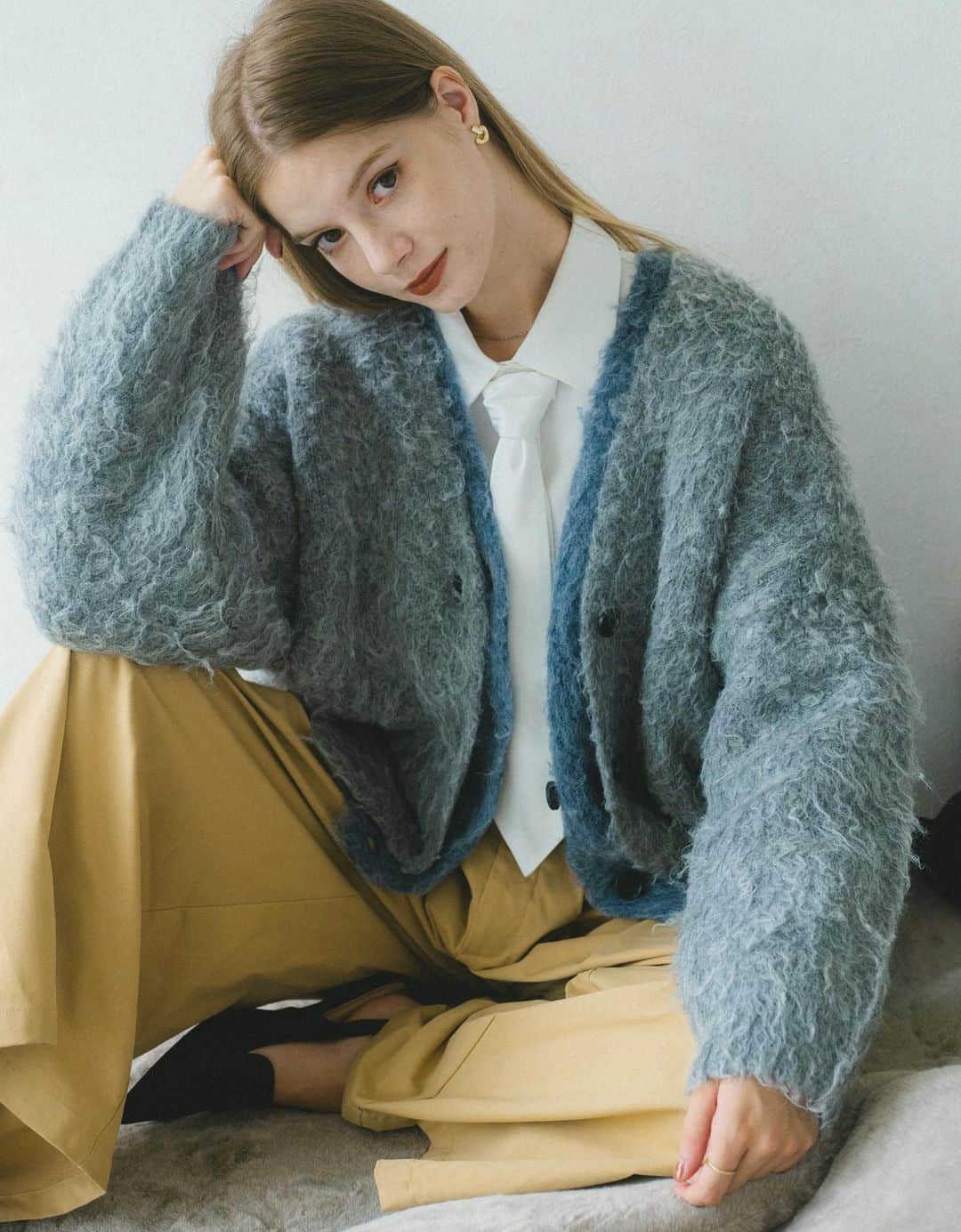 Vannie Officialさんのインスタグラム写真 - (Vannie OfficialInstagram)「23 AW collection .  ︎︎ mix shaggy over cardigan ivory / yellow / gray / blue ¥5,390(tax in)  ︎︎ tie standard shirt white / black ¥5,390(tax in)  ︎︎ double tack volume pants black / beige S / M / L ¥5,390(tax in)  ︎︎ #vannie_u #ヴァニーユー」10月5日 18時00分 - vannie__u