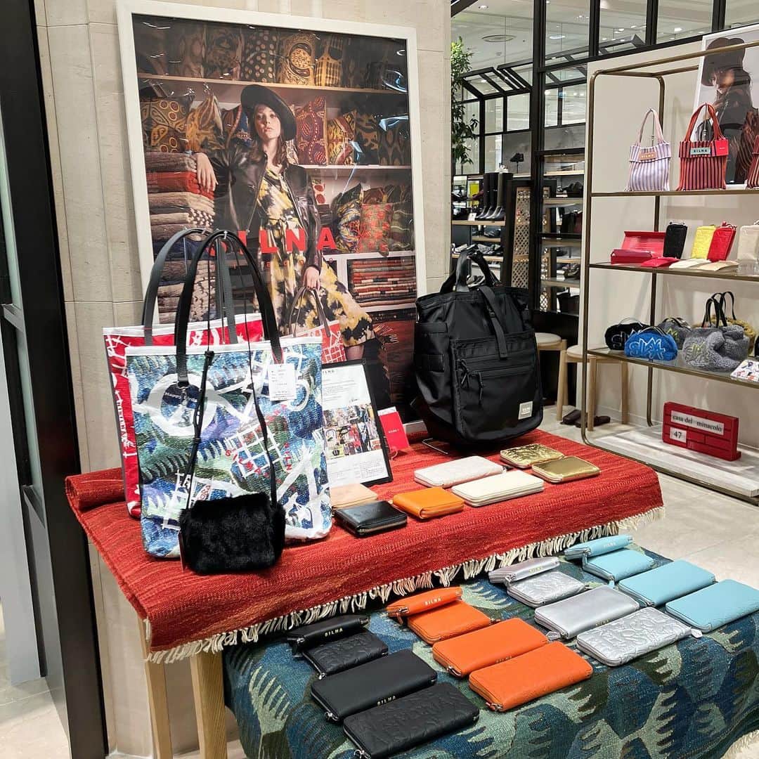 大丸神戸店のモノとコトのインスタグラム：「.  〈SILNA_minacolo〉POP-UP SHOP🌟 📅10月10日(火)まで 📍1階 元町シューズテラス  イタリアで約10年間にわたってモノ作りを学んだデザイナー金村実奈がその豊かな経験をバッグや携帯ケース、財布などに表現🖼  イタリアで培われたハッピーで遊び心のあるマインド、ヴィヴィッドな自然からインスパイアされたポジティブなカラー💚 それらを「ハッピー・マインド・シェア」というメッセージに込め世界へ拡散中です！  ★ Present ★ 税込22,000円以上ご購入の方に「SILNAオリジナルトートバッグ」をプレゼントします✨  ぜひ、足を運んでみてくださいね⭐️   #大丸神戸店#大丸神戸#元町#神戸#神戸大丸#daimarukobe#kobe#旧居留地#神戸っ子 #SILNA_minacolo」