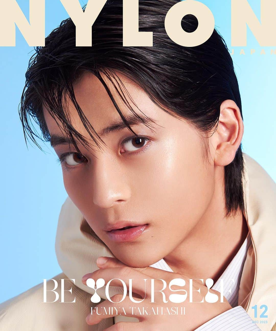 NYLON JAPANさんのインスタグラム写真 - (NYLON JAPANInstagram)「❄️✨表紙解禁✨❄️  2023年10月27日発売の『NYLON JAPAN』12月号は、大人気guys beauty特集“BE YOURSELF”💫 その表紙を飾るのは、今勢いが止まらない俳優《高橋文哉》❣️ ドラマや映画に引っ張りだこの彼が、“光り輝くクリスマスの夜”をテーマに、儚くもドラマティックなストーリーを披露してくれたよ☃️  星空のように澄んだシルバーカラー、暖かい暖炉のようなコッパーカラーのディオールのアイシャドウやリップを使い、合計４パターンのメイクアップをまとって登場！ 冷たいほどにクールな《高橋文哉》、癒しナチュラル系の《高橋文哉》など、どれもこれも見逃せないルックばかり。 最近セクシーさが増す《高橋文哉》と目線が合うたびに、私たちを心酔させてくれます🩵 「今すぐまねしたい！」、「近づきたい！」と思ったあなたのために、HOW TOも掲載！ メイクアップの魔法でさらに魅力を爆発させる《高橋文哉》が、あなたのクリスマスを盛り上げること間違いなし🎄❄️  ロングインタビューでは、美容事情のこと、クリスマスの思い出などをトーク。 ロマンチックなホワイトクリスマスを思わせるカットが表紙となった12月号は、10月27日発売なので、お見逃しなく‼️  詳細&ご購入はこちら☃️ 🔗https://www.nylon.jp/NYLON235  @fumiya_0_3_1_2 @diorbeauty  @dior  #高橋文哉  #ディオールバックステージ #NYLONJAPAN #COVERBOY」10月5日 18時00分 - nylonjapan