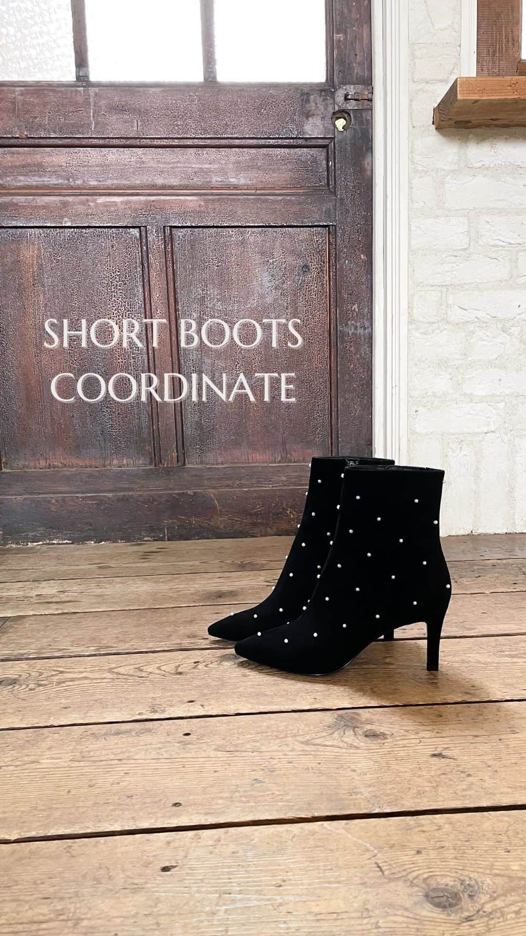 MODE ET JACOMO -モード・エ・ジャコモ-のインスタグラム：「【SHORT BOOTS COORDINATE】 人気のシリーズのカラーバリエーションをご紹介。 この秋冬はどのカラーの気分ですか？  ◾️ポインテッドトゥショートブーツ MJLF28080 COLOR : BL / BLS / GYS / BGS ◾️ポインテッドトゥパールショートブーツ MJJT38081 COLOR : BLS」