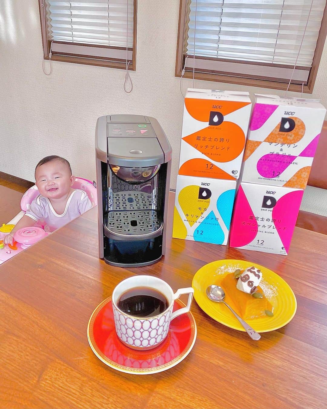夕霧らいのインスタグラム：「ボタン一つで、お家にいて本格的なコーヒーが楽しめるのは嬉しいです💕 切り替えボタンでアイスコーヒーが楽しめたり、付属のフィルターを使えば好みのレギュラーコーヒーも抽出できるのも👌  UCCと言えば、実家の喫茶店でも使わせて頂いているコーヒーブランドですし、宝塚在団中は『ME AND MY GIRL』でもお世話になりましたね👑  今回は大好きな園加さんに結婚祝いで戴いたカップと共に☕️ ハロウィンも近いのでパンプキンプリンも作ってみましたが、なかなか難しかったです🎃  娘は最近は、歩行器に乗せていたら、私がどこに行っても付いて来るのが可愛い👶 . I love the smell of coffee. I'm glad that the smell of freshly brewed coffee reaches my room. . . #PR #コーヒーのある暮らし #コーヒー #コーヒーブレイク #コーヒー好きな人と繋がりたい #コーヒー好き #おうちカフェ #おやつの時間  #桐生園加 様 #ペアカップ☕  @wedgwood  #かぼちゃプリン #パンプキンスイーツ  #ハロウィンお菓子 #手作りお菓子  #7ヶ月ベビー  #歩行器 #感謝  下記、私が今回注文したセットになります✨ ■ドリップポッド公式直販 ・公式限定ドリップポッドスターターセット飲み比べセット13,800円 https://drip-pod.jp/merchandises?merchandise_category_ids%5B%5D=73  ★クーポンコード：wro30 内容：3000円ＯＦＦ 期間：10/1～ 10/15  ■ドリップポッド楽天市場店 ・ドリップポッドスターターセット飲み比べセット 13,200円 https://item.rakuten.co.jp/drip-pod/dp3set/  ★クーポン（下記クーポンURL）：2,000円引き https://coupon.rakuten.co.jp/getCoupon?getkey=WVJZOC1RUklKLUg5T1ItSFhKMg--&rt=  @ucc_drippod」