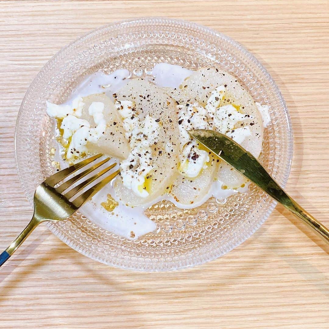 mizukiのインスタグラム：「.  焼き梨モッツァレラチーズ🍐  バターで梨を焼いて🧈 オリーブオイルかけて モッツァレラチーズと塩と ブラックペッパー🧂 私は大好きなレモンペッパーも🍋  おつまみにもデザートにもなる 超簡単、最強レシピ。  熱々の梨でチーズ溶けちゃってる🧀  #おつまみ #デザート #梨 #モッツァレラチーズ #バター #簡単レシピ #自炊 #一人暮らし #晩酌」