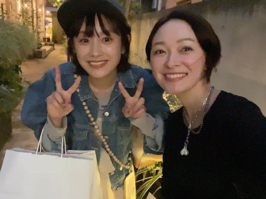 市井紗耶香さんのインスタグラム写真 - (市井紗耶香Instagram)「. 素敵な言葉をたくさんもらったよ✨  きらり良い時間だった〜♡ ありがとう愛ちゃん🌿😊  #高橋愛 #市井紗耶香 #ありがとう  #tiny #garden #🌿」10月5日 18時01分 - sayakaichii