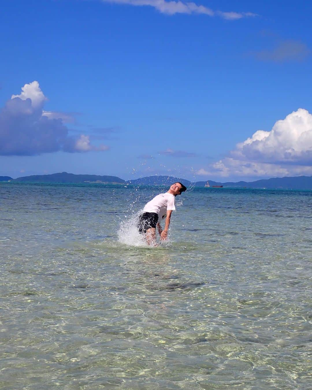 すしらーめん《りく》のインスタグラム：「海で跳ねるクジラの撮影に成功しました。美しかったです。 #ザトウクジラ #海 #ジャンプ」