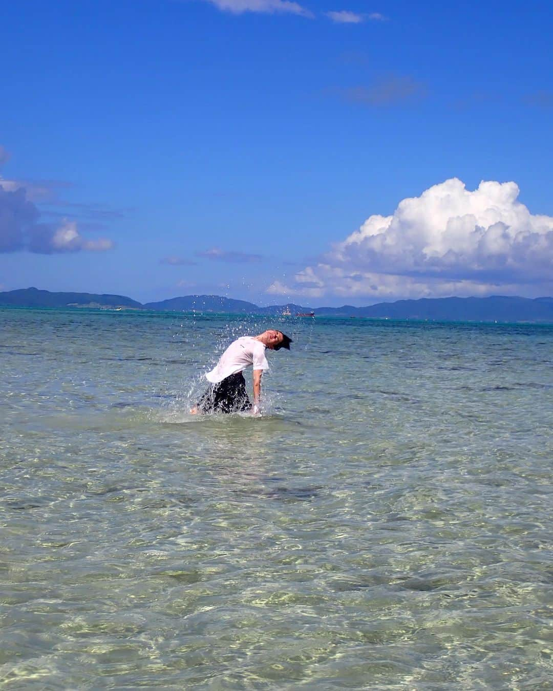 すしらーめん《りく》さんのインスタグラム写真 - (すしらーめん《りく》Instagram)「海で跳ねるクジラの撮影に成功しました。美しかったです。 #ザトウクジラ #海 #ジャンプ」10月5日 18時01分 - sushi_riku