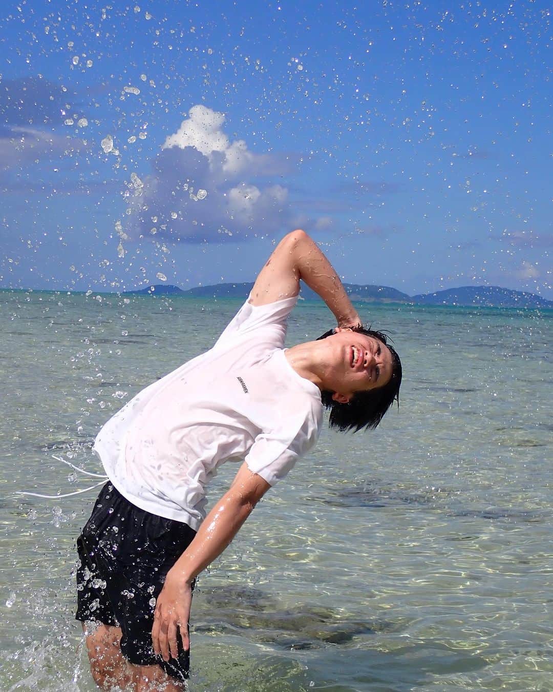 すしらーめん《りく》さんのインスタグラム写真 - (すしらーめん《りく》Instagram)「海で跳ねるクジラの撮影に成功しました。美しかったです。 #ザトウクジラ #海 #ジャンプ」10月5日 18時01分 - sushi_riku