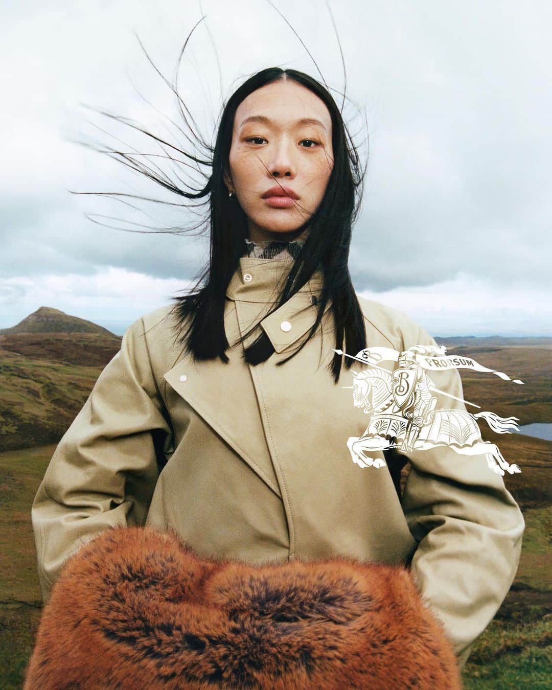 Vogue Australiaのインスタグラム：「Introducing the Burberry Winter 2023 campaign, placed firmly in the British Isles. A series of portraits photographed outdoors, against the wild, open landscapes of the Isle of Skye and the ancient beauty of Giant’s Causeway. #burberry」