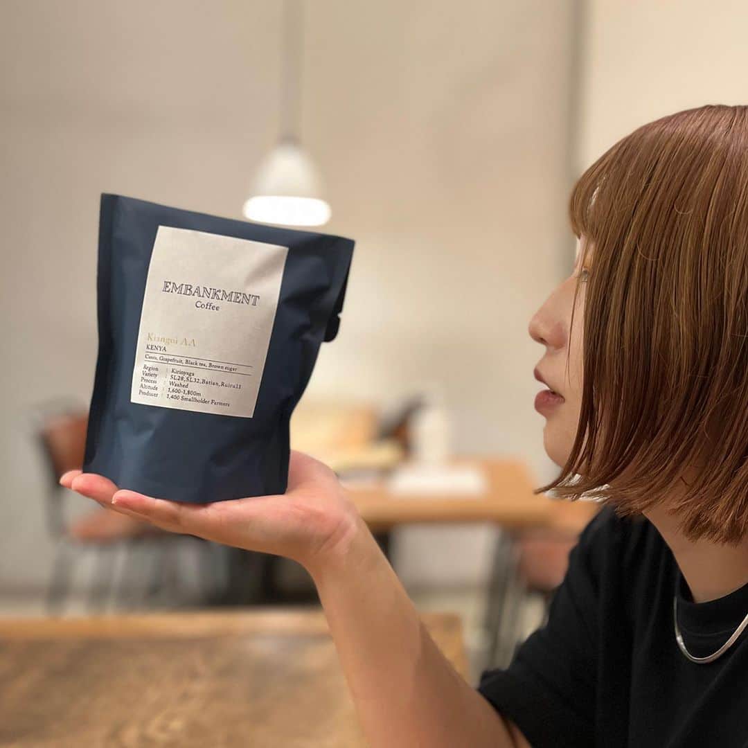 ELMERS GREENのインスタグラム：「⁡ 現在北浜店でご用意している シングルオリジンのコーヒーのご紹介です☕︎ ⁡ ・【Alejandro Renjifo / COLOMBIA】 口に含むとアプリコットのふくよかな甘さ。 パッションフルーツやパインのような トロピカルフルーツのニュアンスもしっかり感じます。 アフターテイストにかけて華やかな印象と共に、 メープルシロップのようなとろりとした 少し重めな甘さが楽しめるコーヒーです。 ⁡ ・【Kiangoi AA / KENYA】 ケニアらしいカシスの風味。 黄色い柑橘のニュアンスはグレープフルーツのよう。 紅茶のような繊細で華やかな風味と、 黒糖のような和の甘さも感じられるコーヒーです。 ⁡ コーヒー豆は姉妹店の @embankmentcoffee から 定期的に種類を変更してご用意しております。 ⁡ ⁡ 豆の販売は100g、200gでご購入頂けます。 ご自宅用やプレゼントにも是非◎ ⁡ ⁡ 明日もご来店お待ちしております🥨」
