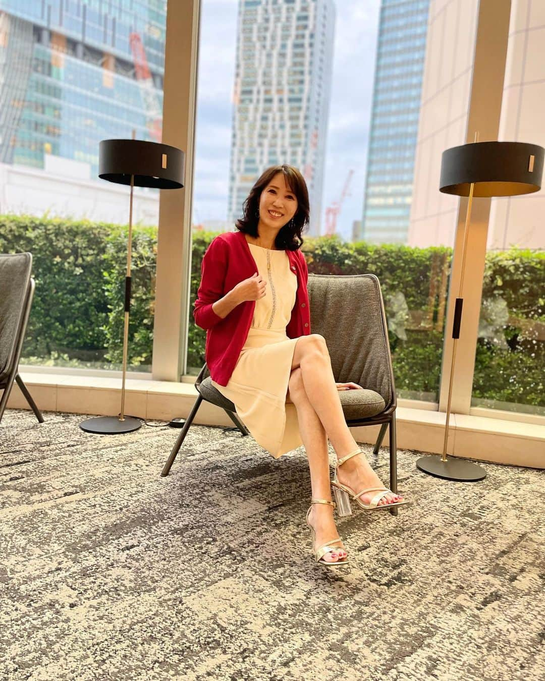 奈々さんのインスタグラム写真 - (奈々Instagram)「温度調節に カーディガンって重宝しますよね💖  こちらの 赤カーディガン 柔らかい手触りの カシミヤカーディガン😊  色も秋色で これから、羽織やボタンを留めて 大活躍のカシミヤカーディガンです👍  ９色展開で 私は、赤を選んでるみました❤️  ぜひ、チェックしてみてね💕  PR @rakutenhellocity　  #rakutenhellocity　#レディースカーディガン　#ハローシティ #秋冬コーデ  #秋冬カーディガン #カシミヤカーディガン#cureborsa#アラフィフモデル  #アラフィフコーデ #ミセスモデル #サロンモデル #サロモ #カットモデル #アラフィフへア #エレガントコーデ #エレガントスタイル」10月5日 18時14分 - nanafujn