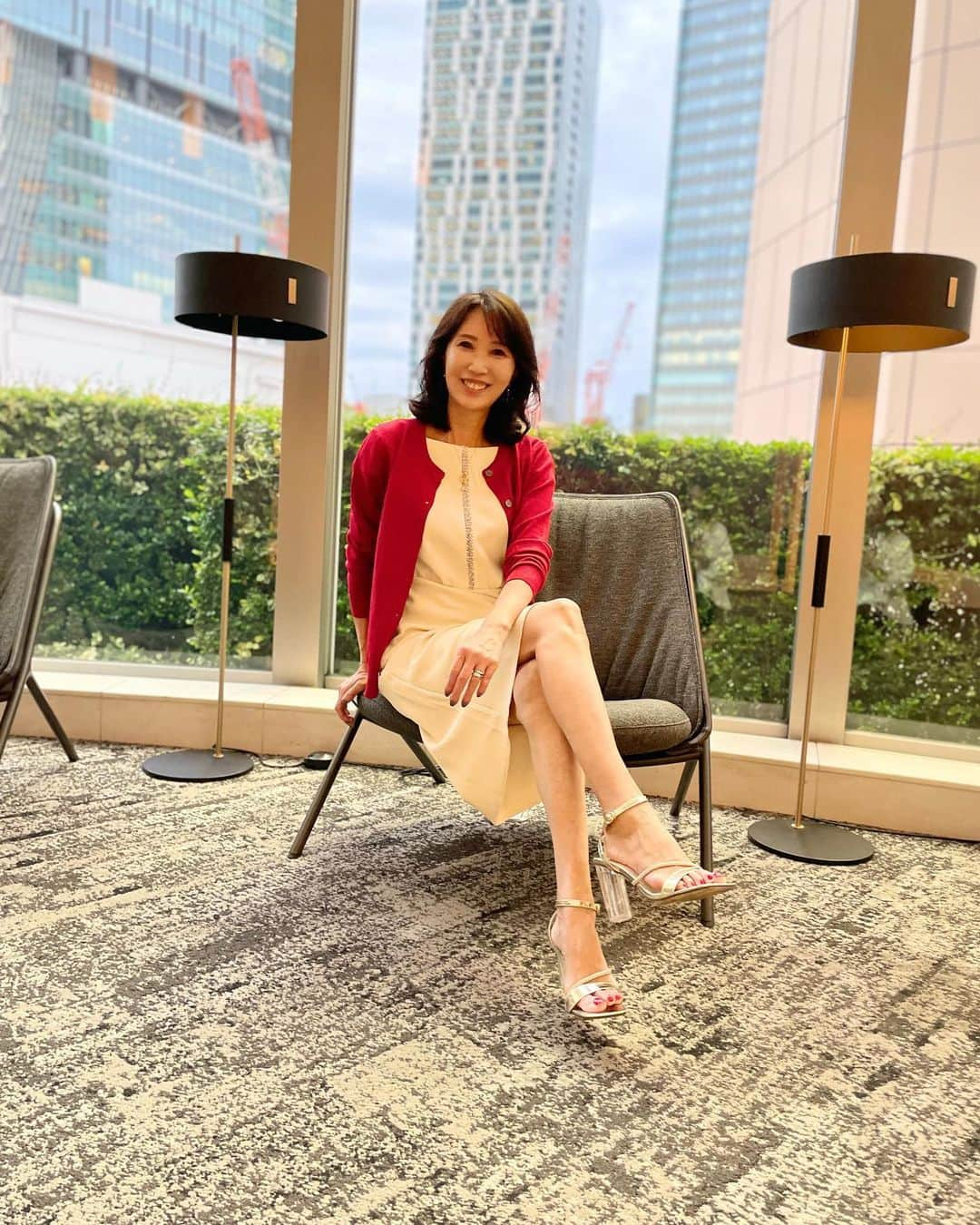 奈々さんのインスタグラム写真 - (奈々Instagram)「温度調節に カーディガンって重宝しますよね💖  こちらの 赤カーディガン 柔らかい手触りの カシミヤカーディガン😊  色も秋色で これから、羽織やボタンを留めて 大活躍のカシミヤカーディガンです👍  ９色展開で 私は、赤を選んでるみました❤️  ぜひ、チェックしてみてね💕  PR @rakutenhellocity　  #rakutenhellocity　#レディースカーディガン　#ハローシティ #秋冬コーデ  #秋冬カーディガン #カシミヤカーディガン#cureborsa#アラフィフモデル  #アラフィフコーデ #ミセスモデル #サロンモデル #サロモ #カットモデル #アラフィフへア #エレガントコーデ #エレガントスタイル」10月5日 18時14分 - nanafujn