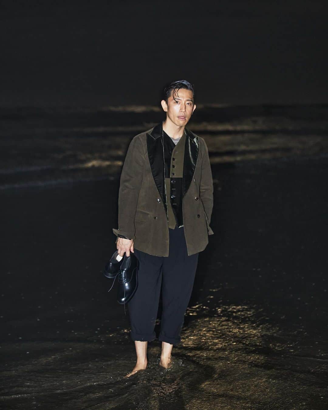 櫻井貴史さんのインスタグラム写真 - (櫻井貴史Instagram)「OCEANS @oceans_magazine モードなムード  ハイパーエレガントな @giorgioarmani で真っ暗な海とマジックアワー  黒い海から聞こえる波の音と足を撫でる水の感覚、カメラのフラッシュ  こういう瞬間に立てた時、モデルはやはり素敵な仕事だなって思う  #oceans_magazine  #オーシャンズ #モードなムード #giorgioarmani  #ジョルジオアルマーニ  #👦🏻🌊」10月5日 18時06分 - sakurai_takashi