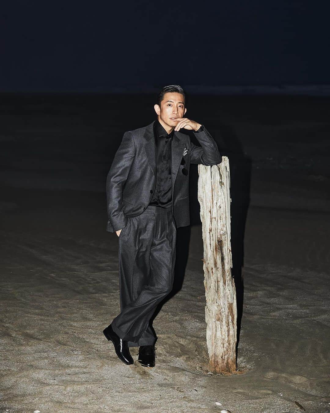 櫻井貴史さんのインスタグラム写真 - (櫻井貴史Instagram)「OCEANS @oceans_magazine モードなムード  ハイパーエレガントな @giorgioarmani で真っ暗な海とマジックアワー  黒い海から聞こえる波の音と足を撫でる水の感覚、カメラのフラッシュ  こういう瞬間に立てた時、モデルはやはり素敵な仕事だなって思う  #oceans_magazine  #オーシャンズ #モードなムード #giorgioarmani  #ジョルジオアルマーニ  #👦🏻🌊」10月5日 18時06分 - sakurai_takashi
