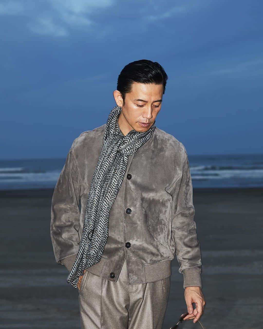 櫻井貴史さんのインスタグラム写真 - (櫻井貴史Instagram)「OCEANS @oceans_magazine モードなムード  ハイパーエレガントな @giorgioarmani で真っ暗な海とマジックアワー  黒い海から聞こえる波の音と足を撫でる水の感覚、カメラのフラッシュ  こういう瞬間に立てた時、モデルはやはり素敵な仕事だなって思う  #oceans_magazine  #オーシャンズ #モードなムード #giorgioarmani  #ジョルジオアルマーニ  #👦🏻🌊」10月5日 18時06分 - sakurai_takashi
