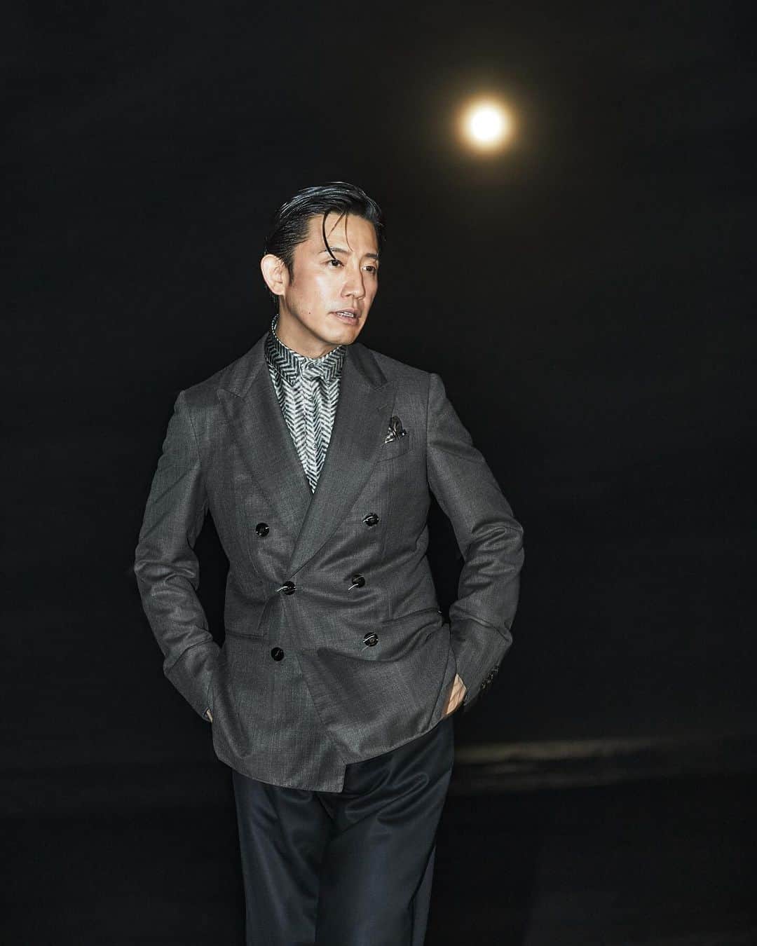 櫻井貴史さんのインスタグラム写真 - (櫻井貴史Instagram)「OCEANS @oceans_magazine モードなムード  ハイパーエレガントな @giorgioarmani で真っ暗な海とマジックアワー  黒い海から聞こえる波の音と足を撫でる水の感覚、カメラのフラッシュ  こういう瞬間に立てた時、モデルはやはり素敵な仕事だなって思う  #oceans_magazine  #オーシャンズ #モードなムード #giorgioarmani  #ジョルジオアルマーニ  #👦🏻🌊」10月5日 18時06分 - sakurai_takashi