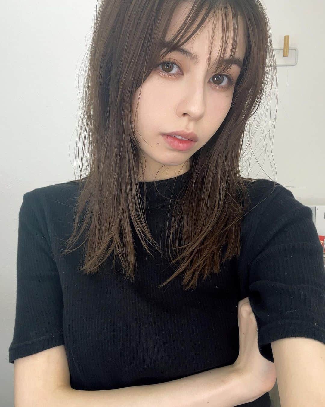のインスタグラム：「最近は過ごしやすい天気で嬉しいね🍁撮影のときのオフショット！」