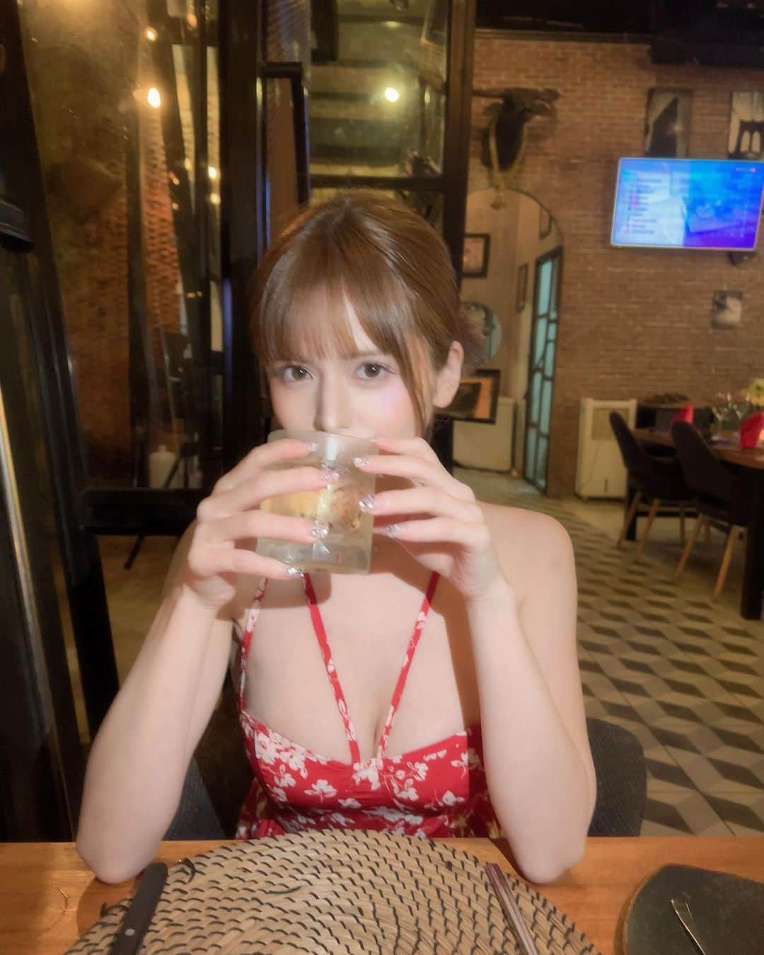 紅羽祐美さんのインスタグラム写真 - (紅羽祐美Instagram)「ワインとお肉でとんでもなく幸せそうな図🥱🍷 お店がおしゃれでご飯も美味しかった🥩🥩🥩」10月5日 18時07分 - kure_yumi