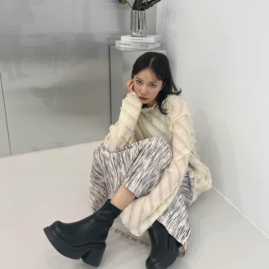謝琦琦（Kiki）さんのインスタグラム写真 - (謝琦琦（Kiki）Instagram)「用暈車開啟一天  司機還開上機車道超驚險 計程車開錯道不合理吧😂  這雙靴前天穿就被稱讚 感謝 #gracegiftxkerina 讓我長高9cm 走起來的感覺跟5cm一樣舒適 腿部延伸效果無極限  #gracegift #gracegiftday」10月5日 18時07分 - kikihsieh
