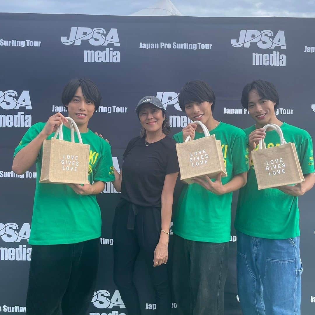 佐藤三兄弟のインスタグラム：「本日、RIKACOさんと写真を撮っていただきました✨ ありがとうございました！ @lovegiveslove の石鹸とオイルローションも大切に使わせていただきます🍃 今日からのスキンケア楽しみ😊」
