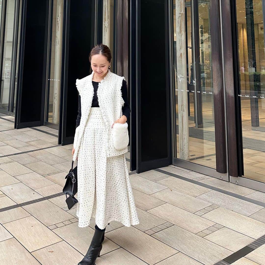 のインスタグラム：「Dot tweed gilet & skirt…🤍🖤 5th anniversary special series🪡✨  set upで着ると更に気分が高まって特別感が増すなぁ...🫶🏻☺️幸  POP UPでご購入いただいた方にも伝わってるといいな🥰✨  gilet/skirt @_bluelea_  bag @delvaux  boots @newbottega」