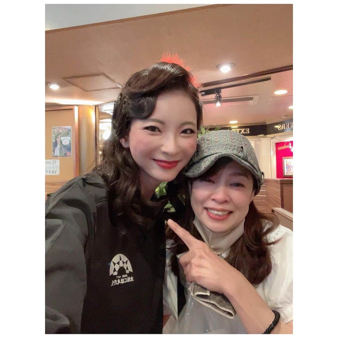 のインスタグラム：「#太陽にほえたら… 2日目！無事に終わりました✨ 今日はハリポタファミリーの半澤友美さんが観に来てくれました😍 嬉しかったよー！ 顔見て泣き出す友美さん…愛や🥹💛」