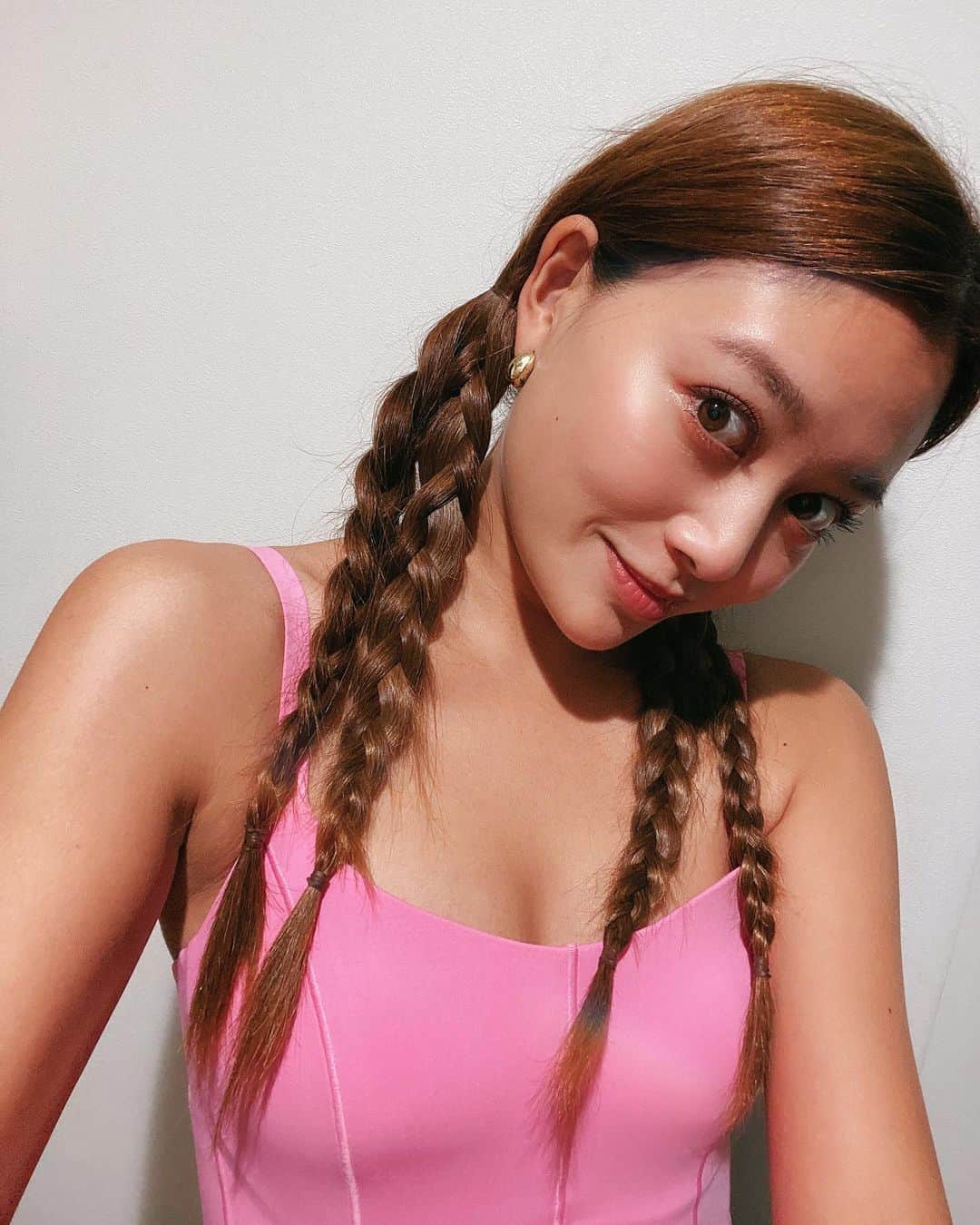 安斉奈緒美さんのインスタグラム写真 - (安斉奈緒美Instagram)「ヨガウェアのお話😈💗  ヨガに最適なトップス発見🌟 パッドが入ってないのに入ってるかのような素材でしっかりフィット🥹 軽くて柔らかくて着け心地も苦しすぎずゆるすぎず、ヨガで大切にしたい呼吸もしやすくてサポート力がちょーーーど良すぎる😌  一時期肋骨を締めたいなあと安易な思いつきできっつきつのハイサポートブラを着けていたことがあったんだけど、、、 そもそもそんなんで肋骨締まらないし呼吸を利用して締まってくのに肝心の呼吸がしにくくて、苦しくて🤢肋骨周りがガチガチに凝り固まって締まりにくい状況になり逆効果なことに気づいてやめました🤣  無理のない自分サイズで、かつ安心できて長く着続けられるのが一番ね😉  🧘🏼‍♀️10月のヨガイベントスケジュール🧘🏼‍♀️ 10/8 寺ヨガ@常在寺  10/9 ヨガムドラ恵比寿@om yoga 恵比寿校  10/15  beach yoga@逗子海岸  10/21 ALBOVEウェルネスイベント@新宿高島屋  ご予約、詳細はプロフィールのリンクから💁🏼‍♀️  #ヨガウェア #ヨガインストラクター #aerierealjp #aerie #americaneagle #ヨガウェア紹介 #ヨガウェアコーデ」10月5日 18時11分 - naomiyogachan