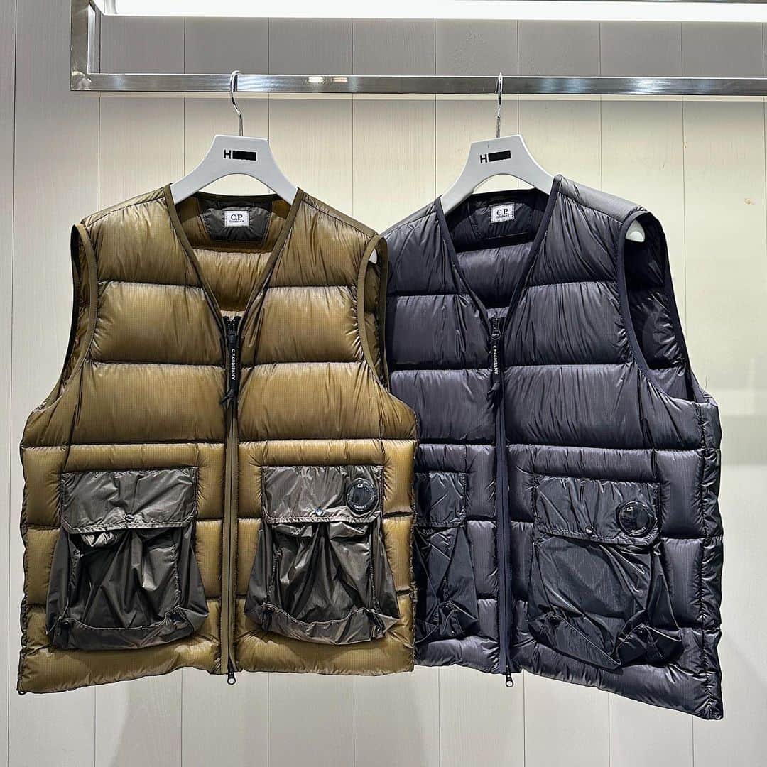 H BEAUTY&YOUTHさんのインスタグラム写真 - (H BEAUTY&YOUTHInstagram)「＜C.P. COMPANY＞ D. D. SHELL DOWN ¥129,800 D. D. SHELL VEST ¥88,000 CROSSBODY POUCH ¥27,500 ECO CHROME DOWN ¥140,800  #H_beautyandyouth #エイチビューティアンドユース  @h_beautyandyouth #beautyandyouth #ビューティアンドユース #Unitedarrows #ユナイテッドアローズ #cpcompany @cp_company_official」10月5日 18時11分 - h_beautyandyouth