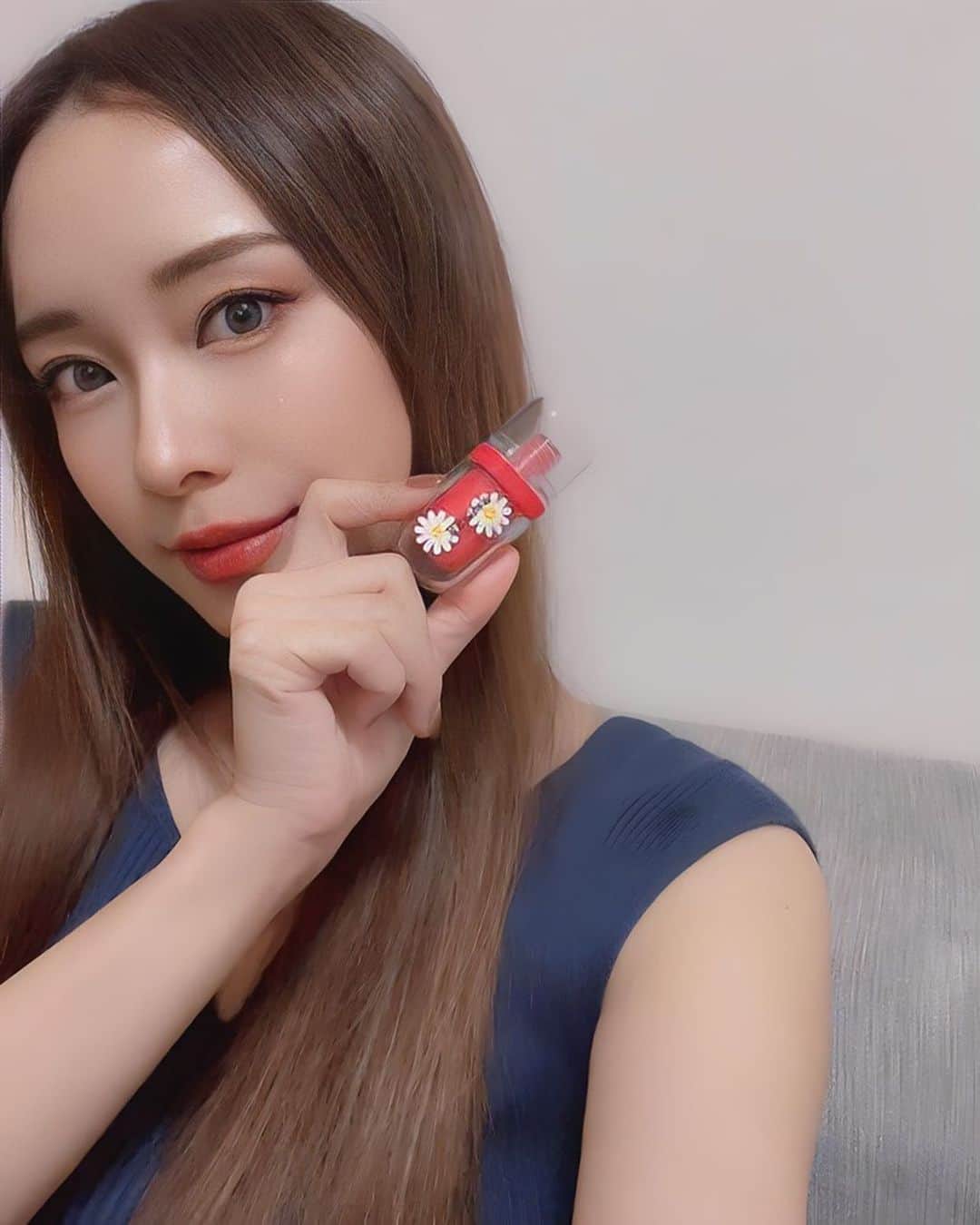 野田華子のインスタグラム：「10/7(土)23:59までQoo10でメガポSALE開催中🍒 このドヤ顔で持ってる可愛いパケのアミューズは日本限定なんだって✨  メガポマークがついてる商品を購入すると その購入商品の金額の20%がポイント還元されちゃう太っ腹キャンペーン！！！！  メガキットを試させてもらって特に推しの２アイテムを画像でピックアップ！ (スキンケア系はじっくり試してからオススメ！って思ったら改めて載せるね🥺)  Qoo10って色々な商品があるから面白くてずっと見れちゃうよね。笑 キャンペーンお見逃しなく🍒  #QoolOMegaKit #メガポ #Qoolo #pr」