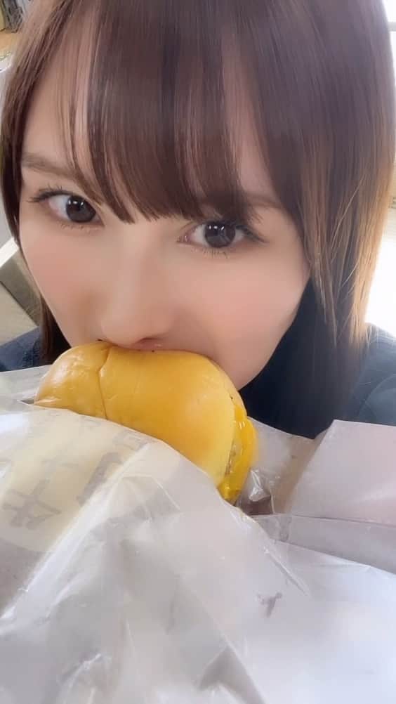 矢倉楓子のインスタグラム：「やっと！！月見デビュー🎑 バンズがふわふわで美味しい🍔 ソースも好き♡ #月見バーガー 🌕❤️ #牛すき月見  #飯テロ」