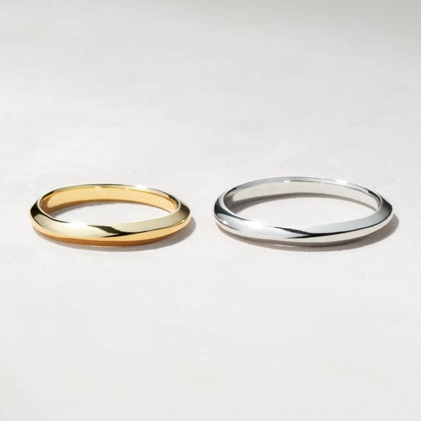 BRILLIANCE+（ブリリアンス+）のインスタグラム：「. 愛する人を守る強さを表現した 結婚指輪『インディ』は 鏃（やじり）をモチーフにしたデザイン。  正面という概念がない 360度見え方の異なるフォルムが印象的。  艶と落ち着きを兼ねた ブリリアンス・プラスオリジナルの テクスチャーにも注目です。 ___________  Fancy Shape Diamond Order Exhibition 2023.09.08(Fri.)-10.17(Tue.) 世界で一つの”自分らしい”リングを形にできる カスタムオーダーイベント  大阪ショールーム 10月6日（金）- 10月17日（火）  詳細はプロフィールのハイライトからご覧ください  ___________  #ブリリアンスプラス #brillianceplus #結婚指輪 #ダイヤモンド #マリッジリング #指輪探し #指輪選び #結婚指輪選び #マリッジリング探し #ダイヤモンドリング #ダイヤモンドジュエリー」