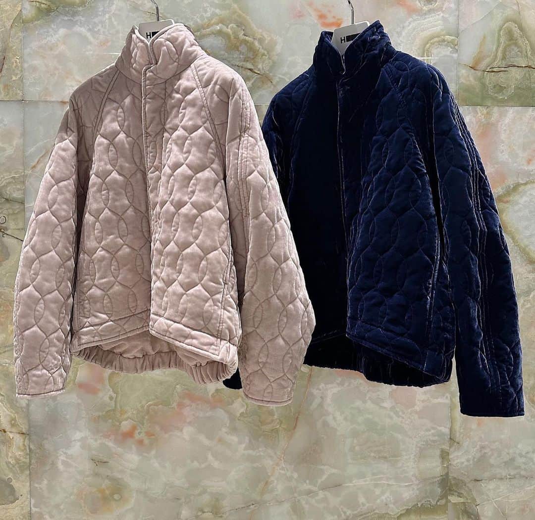 のインスタグラム：「＜H BEAUTY&YOUTH＞ VELVET QUILTING BLOUSON ¥74,800 Color: NATURAL/NAVY Size: S/M  RAYON WOOL SATIN LONG SKIRT ¥26,400 Color: MD.GRAY/BLACK Size: S/M  #H_beautyandyouth #エイチビューティアンドユース @h_beautyandyouth  #BEAUTYANDYOUTH #ビューティアンドユース #Unitedarrows #ユナイテッドアローズ」