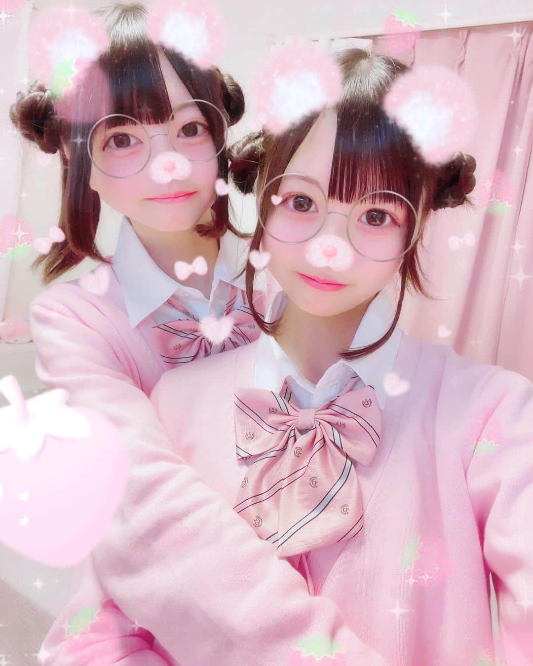 中田華月のインスタグラム：「ふぁんみ2日間楽しかった꜆•̥‧̫•̥ᐡ✧ 久々の現場🐶💘  今回もおそろ最高でした💬🎀 やっぱりアリツアビジュしか勝ちません‎𖤐 ̖́-‬   #すとぷりふぁんみつあー2023東京  #すとぷりすなー  #すとぷりふぁんみつあー2023東京day2  #すとふぁみ  #09  #08  #量産型  #量産型ヲタク  #beautyplus」