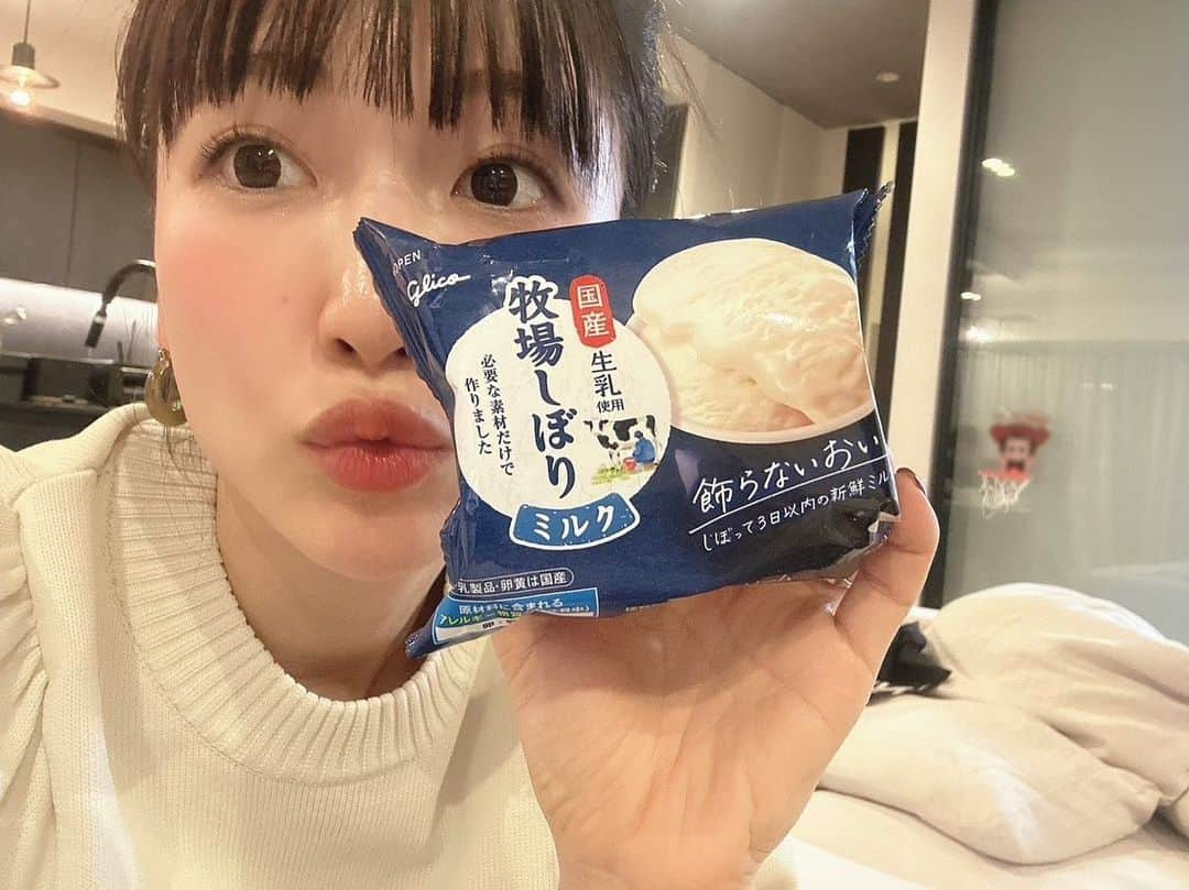 桃さんのインスタグラム写真 - (桃Instagram)「これはうまいぞ…！！！ 子供が寝てから食べる夜のお楽しみのアイス、さいこぉぉぉぉ✊🏻✨  牧場しぼり、初めて食べたんだけど、めちゃくちゃおいしいね？？　 なんで今まで食べてなかったんだろ、バカ！！　  しぼって3日間以内の新鮮な国産生乳を使ってるのがおいしさの秘密らしい！！🐄 （ありがとう牛さん）  なめらかでクリーミーで素材の味がしっかり。雑味や変な甘さがなくてスッキリした後味。 おいしーーーーーい💘  国産の生乳、乳製品、卵黄をはじめ、その他原料も全て国内製造の食品素材だけでつくりあげてるんだって！ これはコンビニやスーパーで見つけたら買いだよ！！☝🏻  #PR #Glico #牧場しぼり #アイスクリーム #夜の大人時間 #寝かしつけ後の楽しみ」10月5日 18時16分 - momo.official