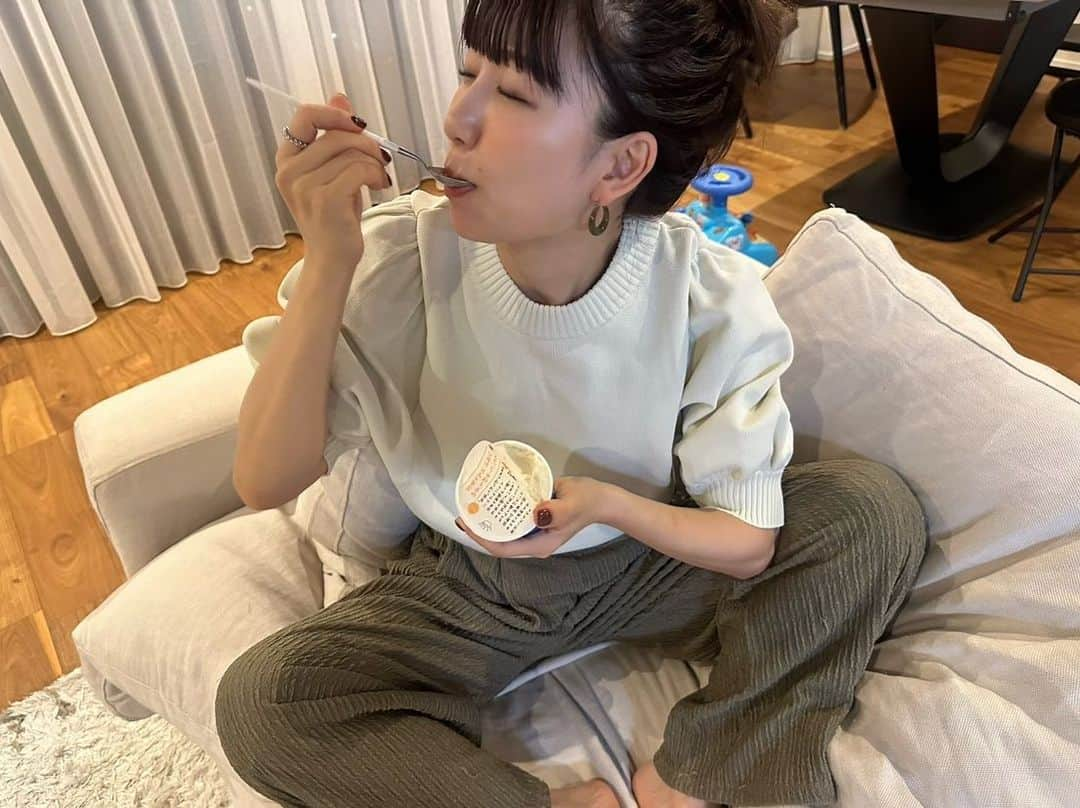 桃さんのインスタグラム写真 - (桃Instagram)「これはうまいぞ…！！！ 子供が寝てから食べる夜のお楽しみのアイス、さいこぉぉぉぉ✊🏻✨  牧場しぼり、初めて食べたんだけど、めちゃくちゃおいしいね？？　 なんで今まで食べてなかったんだろ、バカ！！　  しぼって3日間以内の新鮮な国産生乳を使ってるのがおいしさの秘密らしい！！🐄 （ありがとう牛さん）  なめらかでクリーミーで素材の味がしっかり。雑味や変な甘さがなくてスッキリした後味。 おいしーーーーーい💘  国産の生乳、乳製品、卵黄をはじめ、その他原料も全て国内製造の食品素材だけでつくりあげてるんだって！ これはコンビニやスーパーで見つけたら買いだよ！！☝🏻  #PR #Glico #牧場しぼり #アイスクリーム #夜の大人時間 #寝かしつけ後の楽しみ」10月5日 18時16分 - momo.official