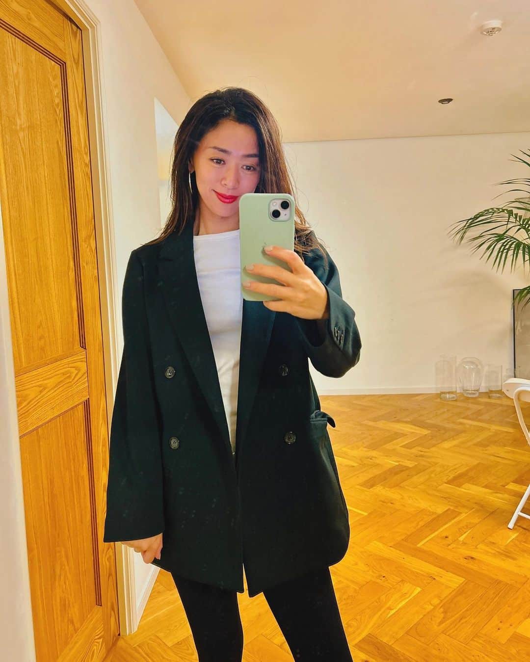 野沢和香のインスタグラム：「黒ジャケットを作ってみました🖤 なんとジャージ素材で肩凝らない😆🙌 今っぽさを演出できるbigジャケットなんですが、パットは入れず少し肩が落ちるので『着られてます感』はない🙌 女性らしさも出せるハンサムJK🤍  しーかーもっ😆シワにならない！ 我ながら、最高かっ🥹 お尻もかくれるからジムやヨガのレギンススタイルにも合うよ✨😎  自信作のジャケットついに！今週末皆様にお見せできます🥹💕  イレギュラーですが７日土曜！21時に発売します！ 明日６日金曜の夜20:00〜またインスタライブでご紹介させてください💕」
