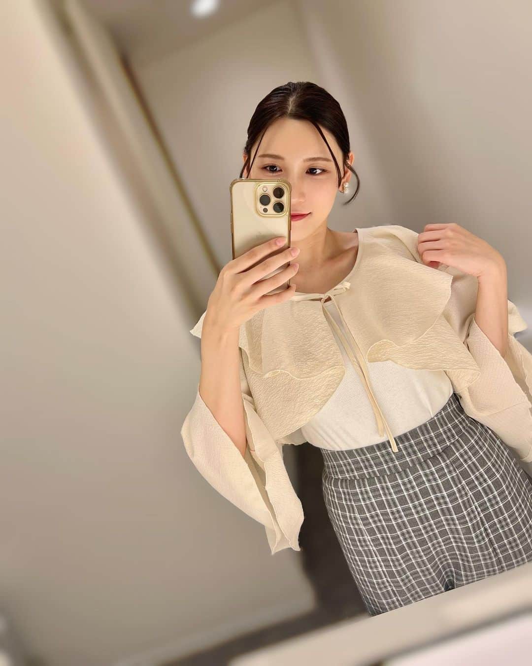 大竹彩加さんのインスタグラム写真 - (大竹彩加Instagram)「プロのヘアメイクや衣装👉@hbc_ayakaotake     「ブラキタ」の日🍁  ねじねじしてほしいです！と言ったら こんなに可愛い髪型にしてもらえました🥹💖   一つ結びをポンポンしたところに 一束ぐるぐるしてるのかな……？  この髪型、保存推奨です✊🏻     衣装は、フリル×チェックで 大人可愛い雰囲気に🩶                        #hbc #北海道放送 #hbcテレビ #ブラキタ #札幌 #アナウンサー #大竹彩加 #ミディアム #セミロング #長め前髪 #ローポニー #ひとつ結び #ねじりアレンジ #お呼ばれヘア #ヘアアレンジ #イヤリング #パールイヤリング #骨格ウェーブ #チェックスカート #マーメイドスカート #ブルベコーデ #アナウンサー衣装 #衣装 #ブルベ夏 #ブライトサマー #イエベ春 #ブライトスプリング #顔タイプフレッシュ #日常に彩りを加える日記」10月5日 18時18分 - hbc_ayakaotake