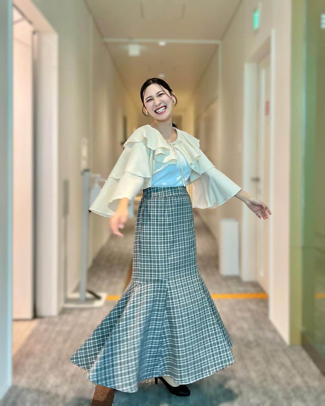 大竹彩加さんのインスタグラム写真 - (大竹彩加Instagram)「プロのヘアメイクや衣装👉@hbc_ayakaotake     「ブラキタ」の日🍁  ねじねじしてほしいです！と言ったら こんなに可愛い髪型にしてもらえました🥹💖   一つ結びをポンポンしたところに 一束ぐるぐるしてるのかな……？  この髪型、保存推奨です✊🏻     衣装は、フリル×チェックで 大人可愛い雰囲気に🩶                        #hbc #北海道放送 #hbcテレビ #ブラキタ #札幌 #アナウンサー #大竹彩加 #ミディアム #セミロング #長め前髪 #ローポニー #ひとつ結び #ねじりアレンジ #お呼ばれヘア #ヘアアレンジ #イヤリング #パールイヤリング #骨格ウェーブ #チェックスカート #マーメイドスカート #ブルベコーデ #アナウンサー衣装 #衣装 #ブルベ夏 #ブライトサマー #イエベ春 #ブライトスプリング #顔タイプフレッシュ #日常に彩りを加える日記」10月5日 18時18分 - hbc_ayakaotake