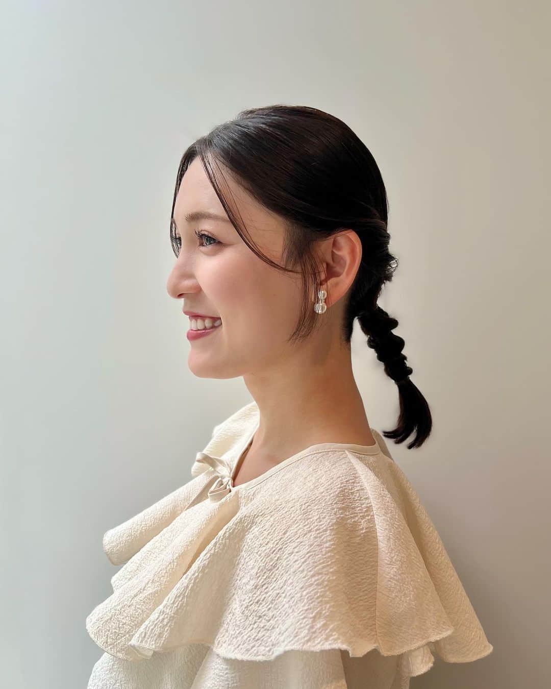大竹彩加さんのインスタグラム写真 - (大竹彩加Instagram)「プロのヘアメイクや衣装👉@hbc_ayakaotake     「ブラキタ」の日🍁  ねじねじしてほしいです！と言ったら こんなに可愛い髪型にしてもらえました🥹💖   一つ結びをポンポンしたところに 一束ぐるぐるしてるのかな……？  この髪型、保存推奨です✊🏻     衣装は、フリル×チェックで 大人可愛い雰囲気に🩶                        #hbc #北海道放送 #hbcテレビ #ブラキタ #札幌 #アナウンサー #大竹彩加 #ミディアム #セミロング #長め前髪 #ローポニー #ひとつ結び #ねじりアレンジ #お呼ばれヘア #ヘアアレンジ #イヤリング #パールイヤリング #骨格ウェーブ #チェックスカート #マーメイドスカート #ブルベコーデ #アナウンサー衣装 #衣装 #ブルベ夏 #ブライトサマー #イエベ春 #ブライトスプリング #顔タイプフレッシュ #日常に彩りを加える日記」10月5日 18時18分 - hbc_ayakaotake