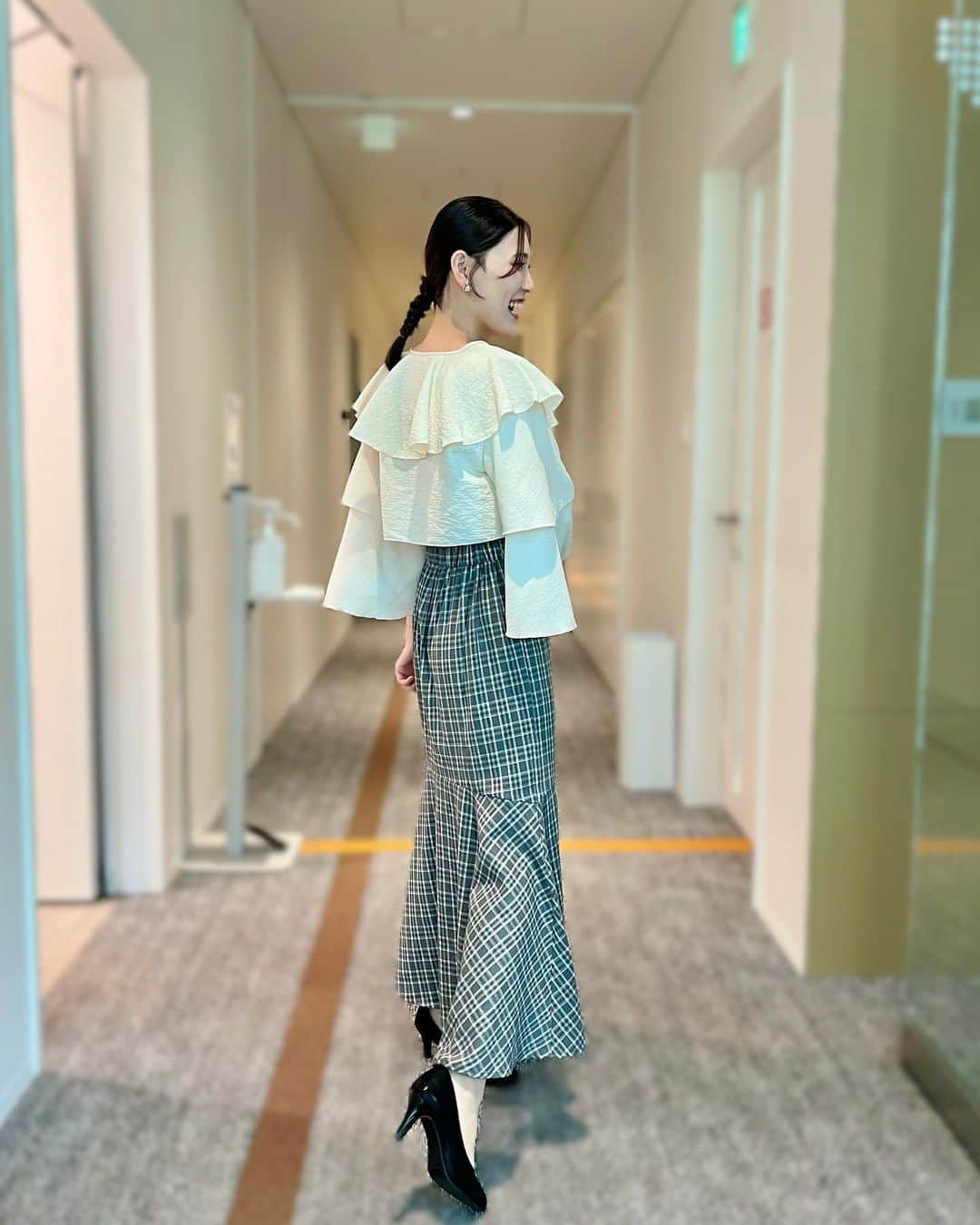 大竹彩加さんのインスタグラム写真 - (大竹彩加Instagram)「プロのヘアメイクや衣装👉@hbc_ayakaotake     「ブラキタ」の日🍁  ねじねじしてほしいです！と言ったら こんなに可愛い髪型にしてもらえました🥹💖   一つ結びをポンポンしたところに 一束ぐるぐるしてるのかな……？  この髪型、保存推奨です✊🏻     衣装は、フリル×チェックで 大人可愛い雰囲気に🩶                        #hbc #北海道放送 #hbcテレビ #ブラキタ #札幌 #アナウンサー #大竹彩加 #ミディアム #セミロング #長め前髪 #ローポニー #ひとつ結び #ねじりアレンジ #お呼ばれヘア #ヘアアレンジ #イヤリング #パールイヤリング #骨格ウェーブ #チェックスカート #マーメイドスカート #ブルベコーデ #アナウンサー衣装 #衣装 #ブルベ夏 #ブライトサマー #イエベ春 #ブライトスプリング #顔タイプフレッシュ #日常に彩りを加える日記」10月5日 18時18分 - hbc_ayakaotake