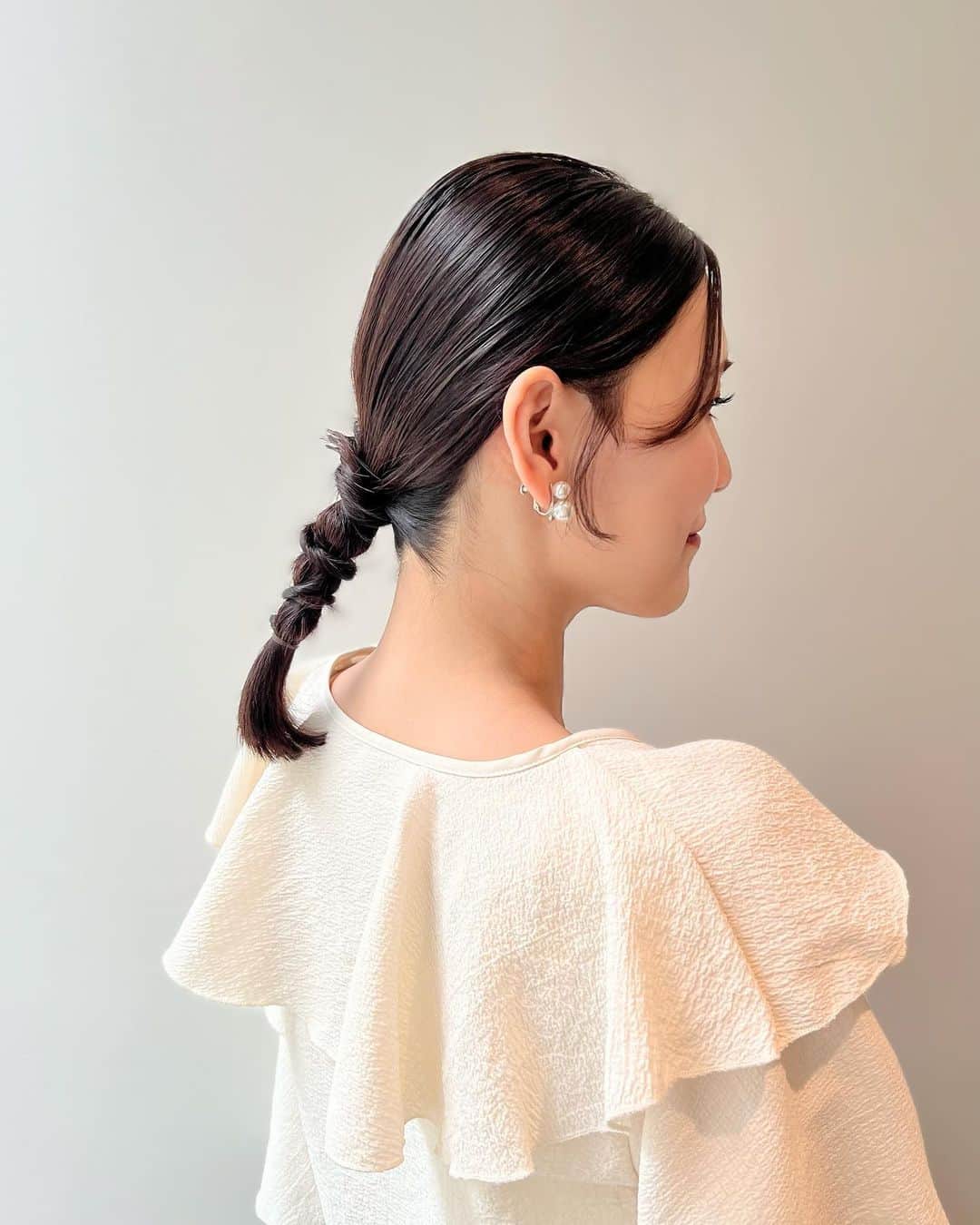 大竹彩加さんのインスタグラム写真 - (大竹彩加Instagram)「プロのヘアメイクや衣装👉@hbc_ayakaotake     「ブラキタ」の日🍁  ねじねじしてほしいです！と言ったら こんなに可愛い髪型にしてもらえました🥹💖   一つ結びをポンポンしたところに 一束ぐるぐるしてるのかな……？  この髪型、保存推奨です✊🏻     衣装は、フリル×チェックで 大人可愛い雰囲気に🩶                        #hbc #北海道放送 #hbcテレビ #ブラキタ #札幌 #アナウンサー #大竹彩加 #ミディアム #セミロング #長め前髪 #ローポニー #ひとつ結び #ねじりアレンジ #お呼ばれヘア #ヘアアレンジ #イヤリング #パールイヤリング #骨格ウェーブ #チェックスカート #マーメイドスカート #ブルベコーデ #アナウンサー衣装 #衣装 #ブルベ夏 #ブライトサマー #イエベ春 #ブライトスプリング #顔タイプフレッシュ #日常に彩りを加える日記」10月5日 18時18分 - hbc_ayakaotake