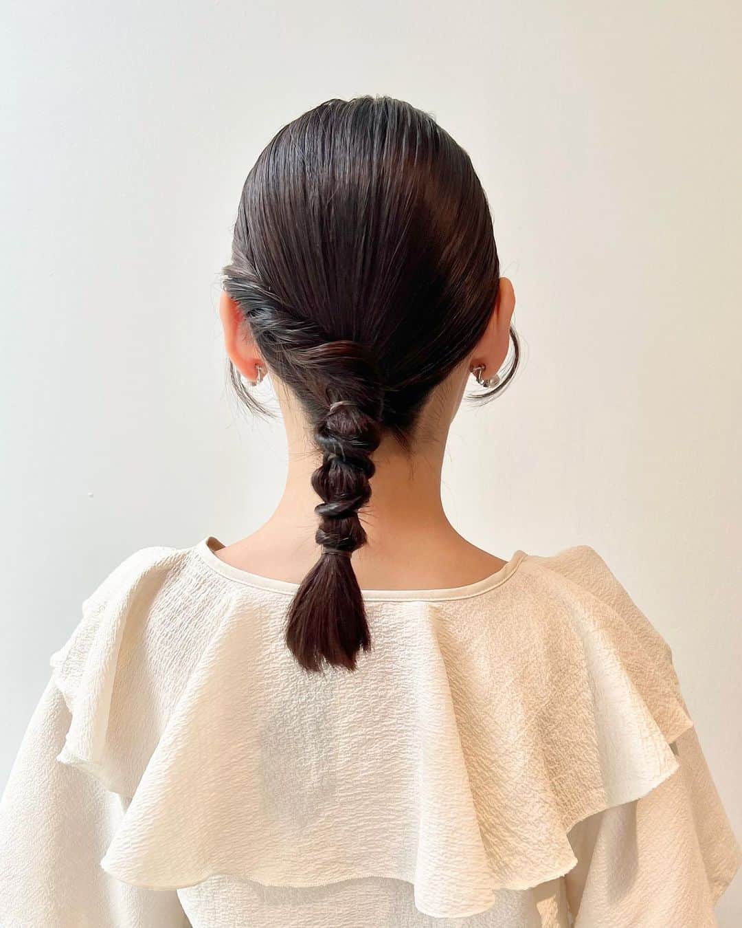 大竹彩加さんのインスタグラム写真 - (大竹彩加Instagram)「プロのヘアメイクや衣装👉@hbc_ayakaotake     「ブラキタ」の日🍁  ねじねじしてほしいです！と言ったら こんなに可愛い髪型にしてもらえました🥹💖   一つ結びをポンポンしたところに 一束ぐるぐるしてるのかな……？  この髪型、保存推奨です✊🏻     衣装は、フリル×チェックで 大人可愛い雰囲気に🩶                        #hbc #北海道放送 #hbcテレビ #ブラキタ #札幌 #アナウンサー #大竹彩加 #ミディアム #セミロング #長め前髪 #ローポニー #ひとつ結び #ねじりアレンジ #お呼ばれヘア #ヘアアレンジ #イヤリング #パールイヤリング #骨格ウェーブ #チェックスカート #マーメイドスカート #ブルベコーデ #アナウンサー衣装 #衣装 #ブルベ夏 #ブライトサマー #イエベ春 #ブライトスプリング #顔タイプフレッシュ #日常に彩りを加える日記」10月5日 18時18分 - hbc_ayakaotake