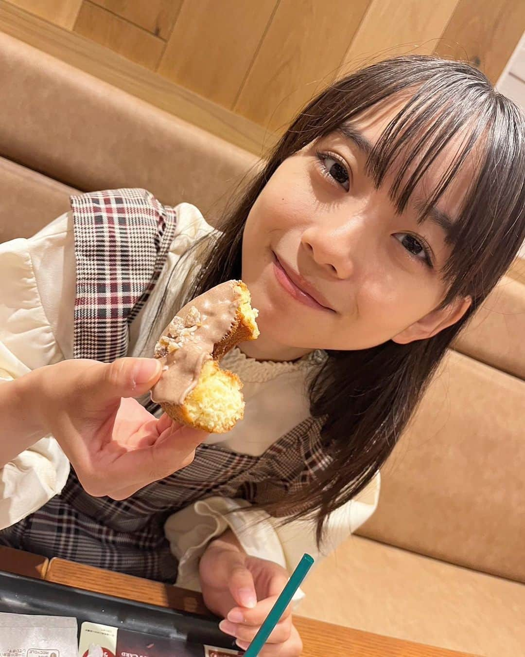 松本麗世のインスタグラム：「最近、急に涼しくなりましたね！お互い体調に気をつけましょう🫶🏻 ♡ ♡ いつもコメントありがとうございます！前回から読んだあとちょっとだけ感想書いてます！良かったら読んでくださいね🤍 ♡ ♡  #松本麗世 #matsumotoreiyo #モデル #ファッション #秋コーデ #セットアップ #抹茶シェイク #チョコドーナツ #カフェ #jk」