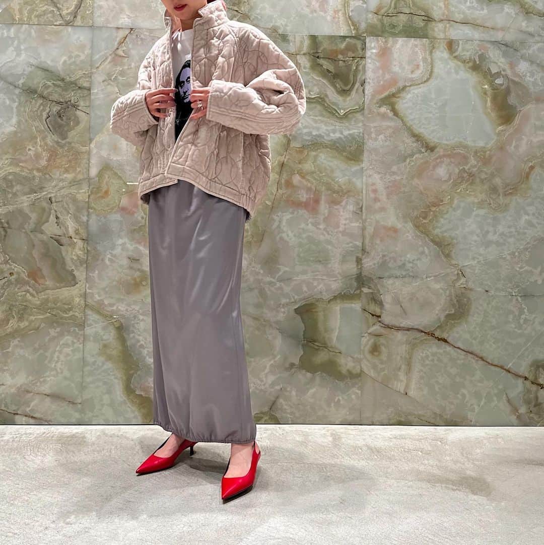 のインスタグラム：「＜H BEAUTY&YOUTH＞ VELVET QUILTING BLOUSON ¥74,800 Color: NATURAL/NAVY Size: S/M (着用スタッフ: 165cm 着用サイズ: M)  RAYON WOOL SATIN LONG SKIRT ¥26,400 Color: MD.GRAY/BLACK Size: S/M (着用サイズ: S)  #H_beautyandyouth #エイチビューティアンドユース @h_beautyandyouth  #BEAUTYANDYOUTH #ビューティアンドユース #Unitedarrows #ユナイテッドアローズ #neous #franchise」