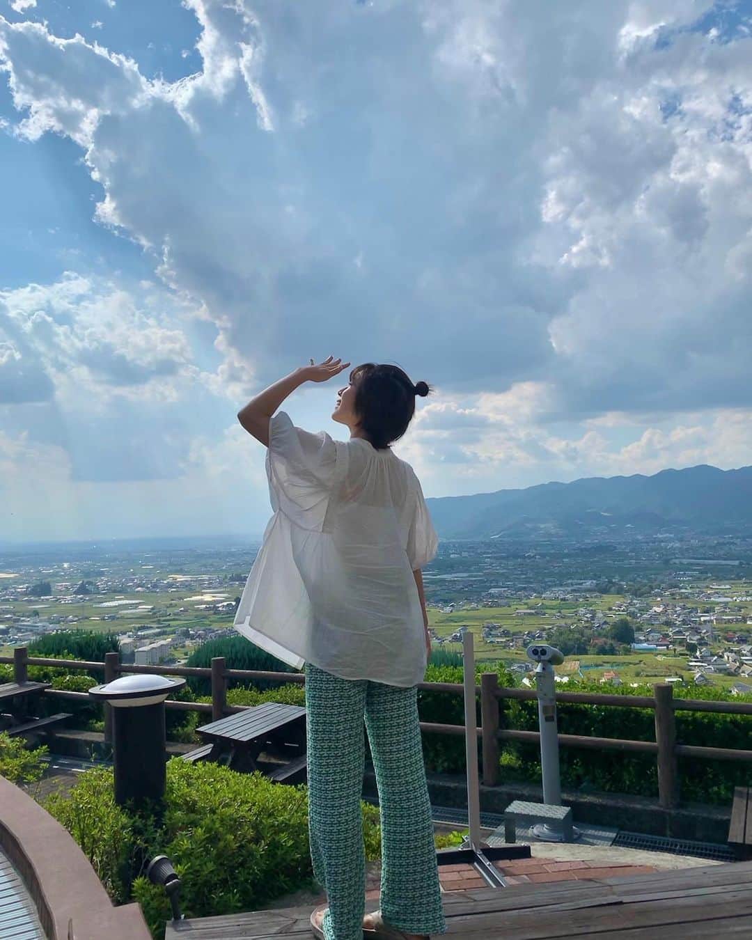 傳彩夏のインスタグラム：「風気持ちいい丘だった~ この日のVlog YouTubeに昨日上げたのでみてね~！！」