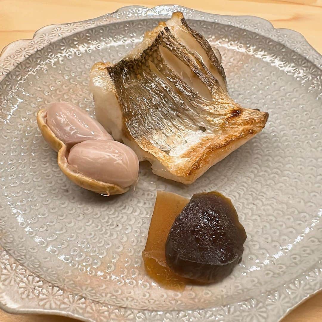山岸久朗さんのインスタグラム写真 - (山岸久朗Instagram)「京橋の「すし処広川」。 移転してから初訪問💦 いやぁ〜凄い進化してた‼️ めちゃめちゃ美味しかった‼️ そもそも大阪に江戸前鮨を広めたんも、京橋に高級店開いたんも、この人がパイオニアやと思う。知らんけど。  #広川 #すし処 #すし処広川 #大将 #森岡さん #なんでやねん #広川ちゃうんかーい #京橋 #京橋グルメ #kyobashi #miyakojima #osaka #sushiporn  #seaurchins  #michelinsushi」10月5日 18時19分 - yamaben