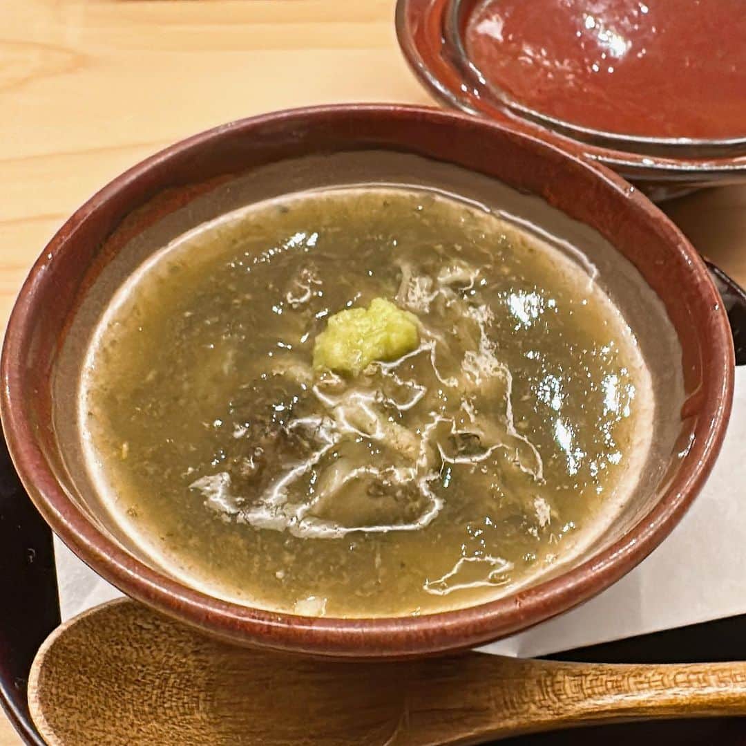 山岸久朗さんのインスタグラム写真 - (山岸久朗Instagram)「京橋の「すし処広川」。 移転してから初訪問💦 いやぁ〜凄い進化してた‼️ めちゃめちゃ美味しかった‼️ そもそも大阪に江戸前鮨を広めたんも、京橋に高級店開いたんも、この人がパイオニアやと思う。知らんけど。  #広川 #すし処 #すし処広川 #大将 #森岡さん #なんでやねん #広川ちゃうんかーい #京橋 #京橋グルメ #kyobashi #miyakojima #osaka #sushiporn  #seaurchins  #michelinsushi」10月5日 18時19分 - yamaben